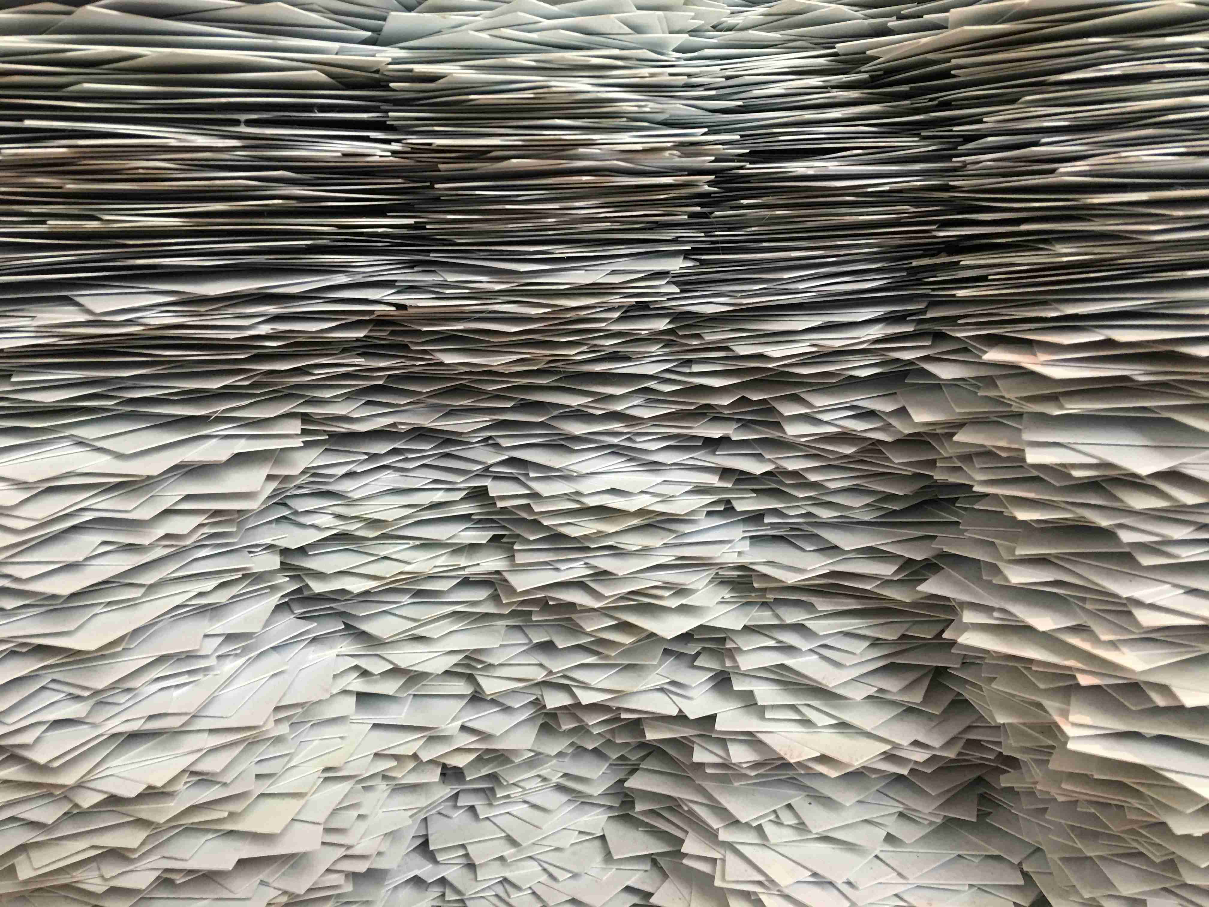 Voici les 350kg de papier économisé depuis votre passage chez Alan. Pile de papier.